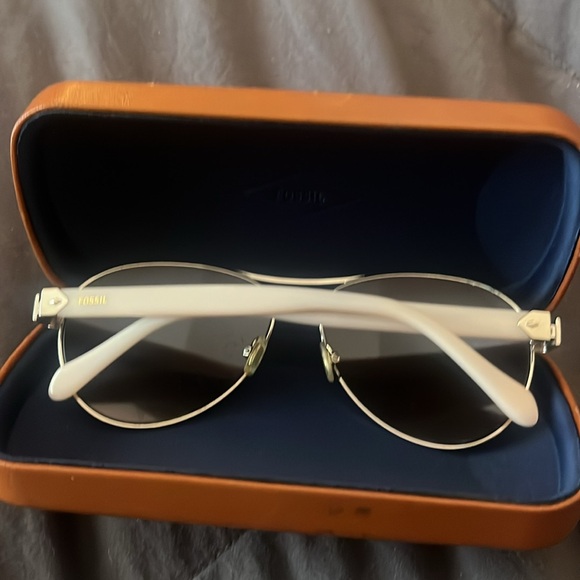 Fossil Mirrored Aviator Gold Sunglasses in case - Picture 2 of 5